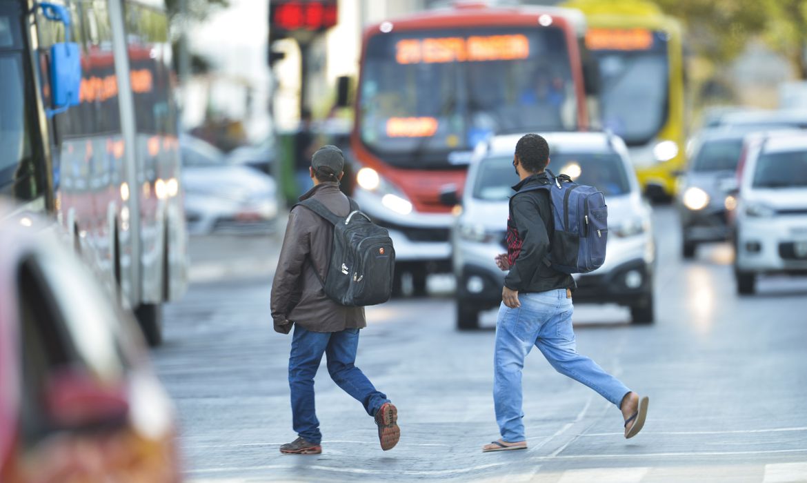 Brasil teve 23.040 casos e 206 mortes por covid-19 em 24 horas