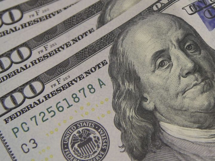 Dólar fecha a R$ 5,16 e vale mais do que euro