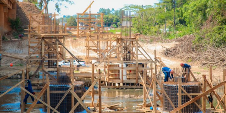 Duplicação sobre a Ponte do Rio Jaru é realidade; empresa trabalha na construção dos pilares sustentação