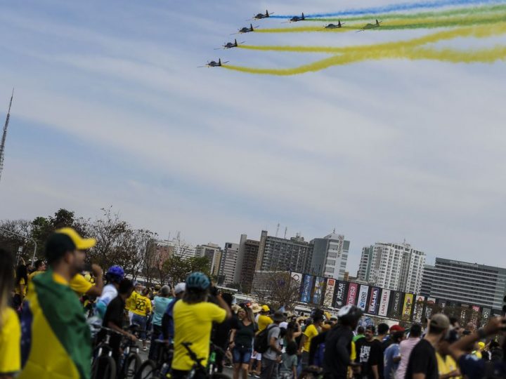 Desfile em comemoração ao Bicentenário reúne multidão na Esplanada