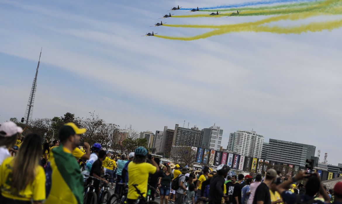 Desfile em comemoração ao Bicentenário reúne multidão na Esplanada