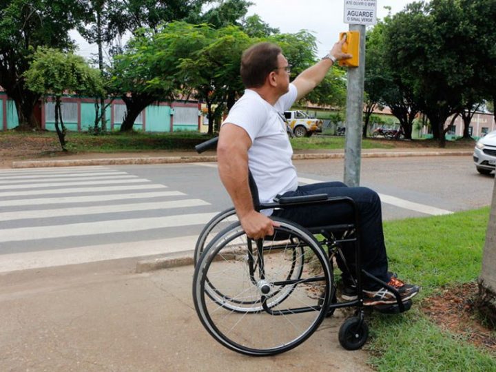 Rebaixamento da calçada deve ter mesma largura da faixa de pedestres, prevê projeto