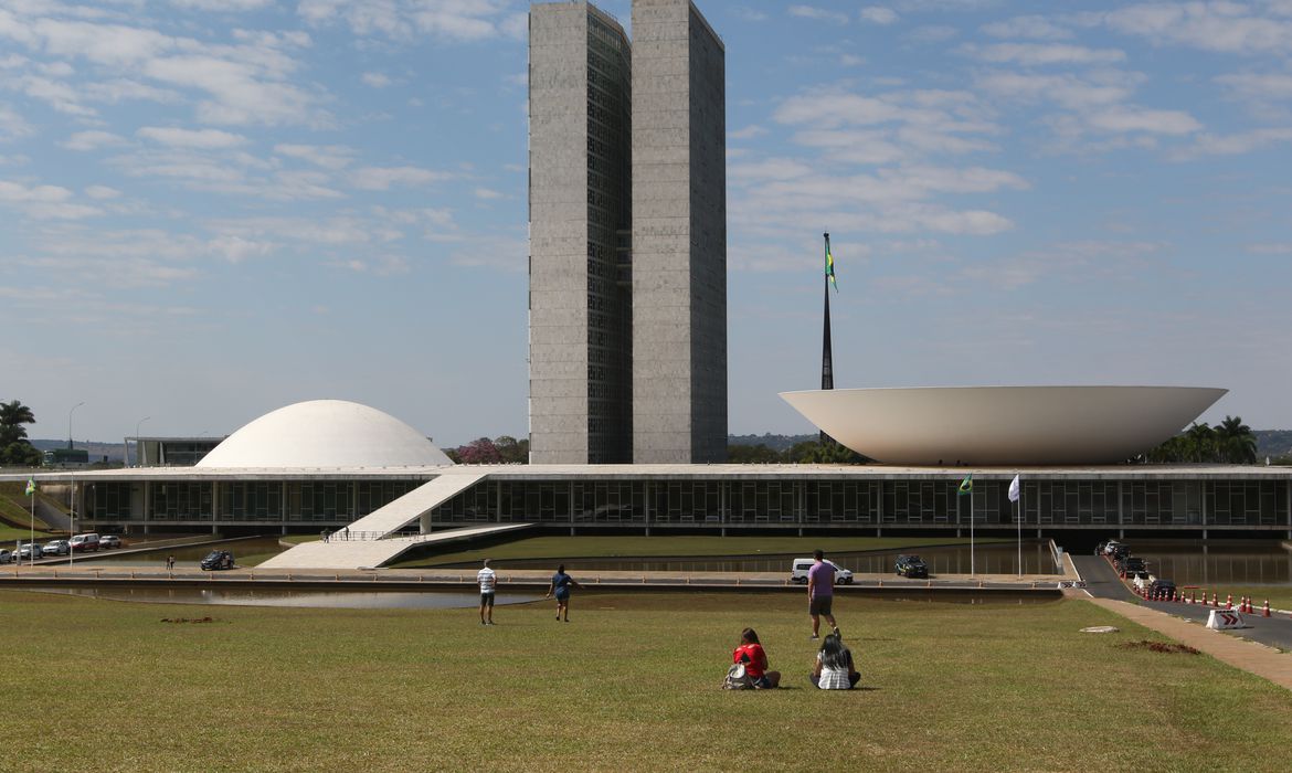 Bancada feminina encolhe no Senado; Câmara elege a maior da história