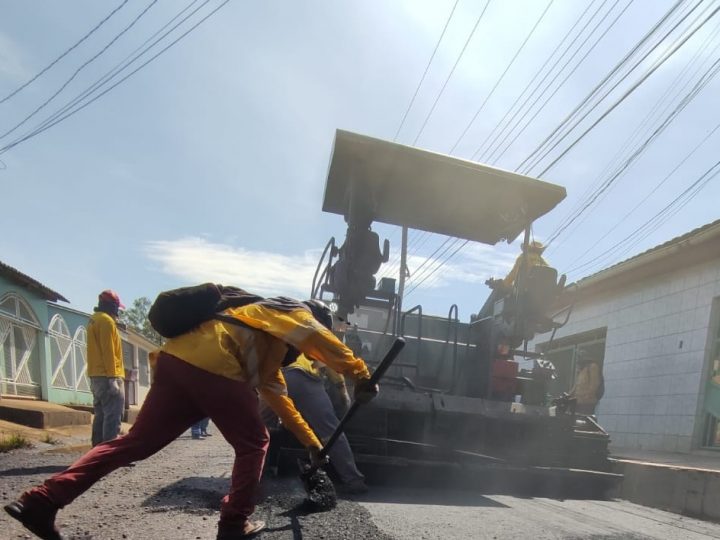 Porto Velho: Ruas do bairro Aponiã recebem serviço de recapeamento