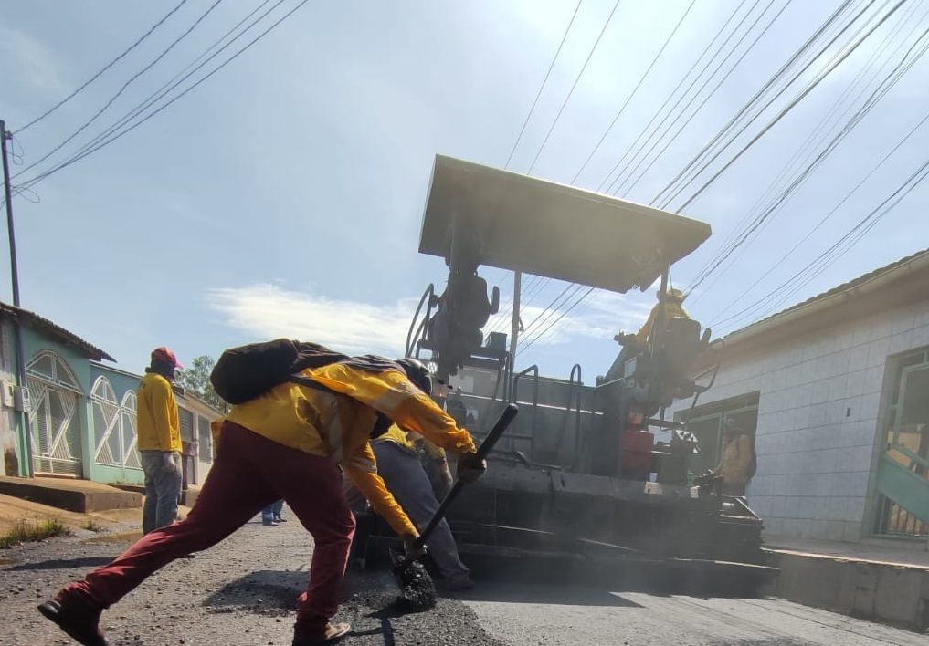 Porto Velho: Ruas do bairro Aponiã recebem serviço de recapeamento