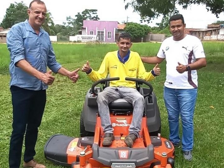 Recurso liberado pelo deputado Luizinho Goebel garante compra de cortador de grama dirigível para Alvorada