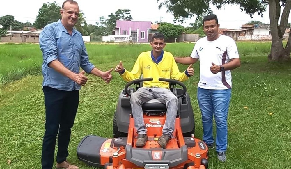 Recurso liberado pelo deputado Luizinho Goebel garante compra de cortador de grama dirigível para Alvorada