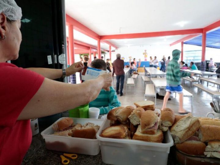 Chuvas obrigam mais de 8,6 mil a deixarem suas casas em todo o país