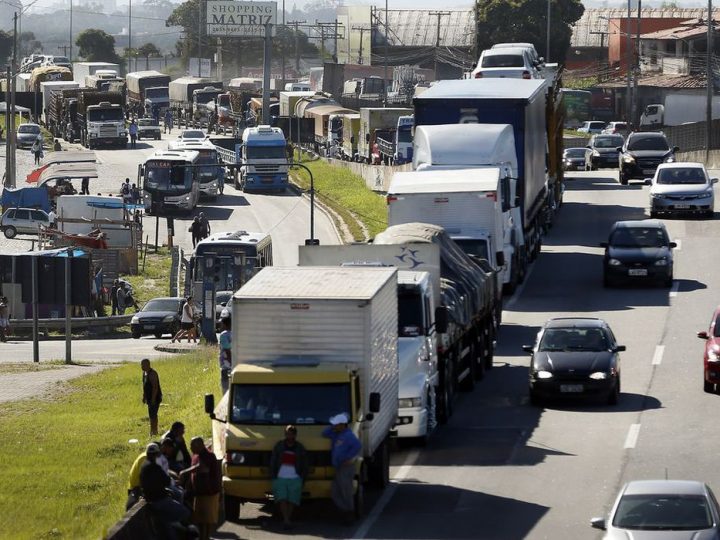 Estradas federais têm 11 interdições e sete bloqueios, diz PRF