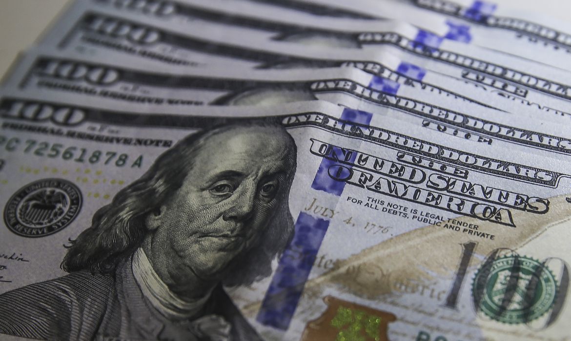 Dólar cai para R$ 5,29 após adiamento da PEC da Transição