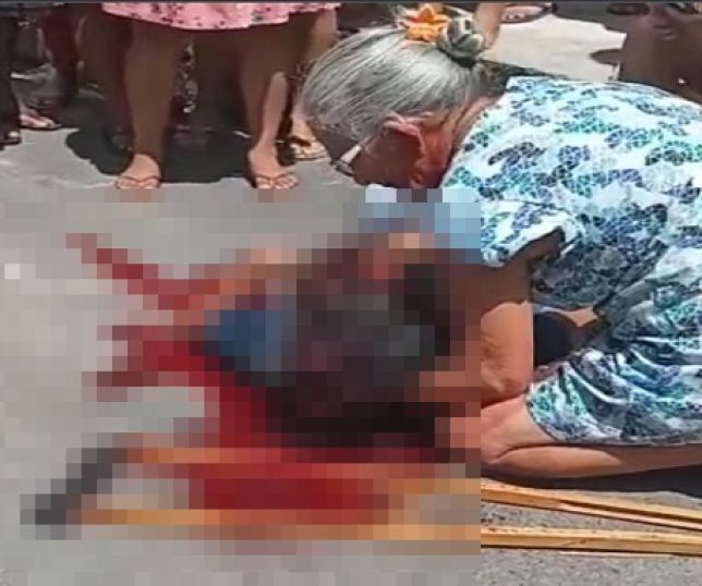 Homem que andava de muleta é executado com tiros na cabeça e mãe chora sobre o corpo