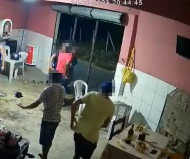 Vídeo mostra momento em que homem é esfaqueado no pescoço e morre