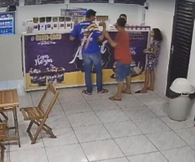 Bandido invade e assalta lanchonete açaí top no conjunto vilar câmara