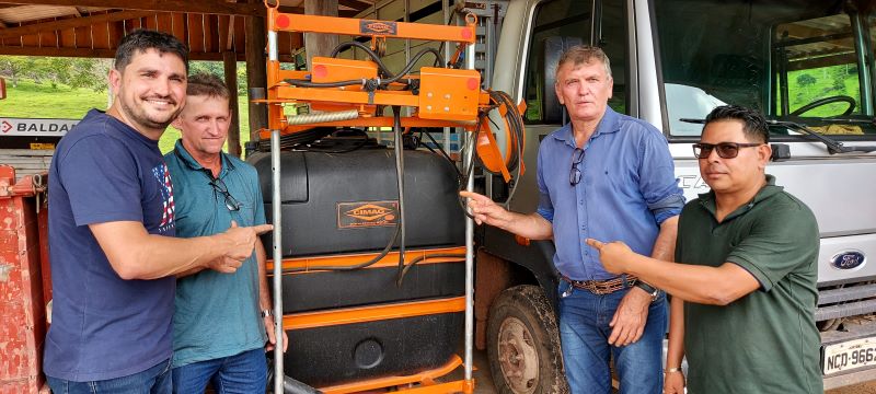 Jean Mendonça entrega implemento agrícola para associação em Espigão do Oeste