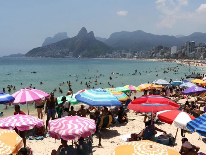 Mais de 610 toneladas de lixo são recolhidos das praias do Rio