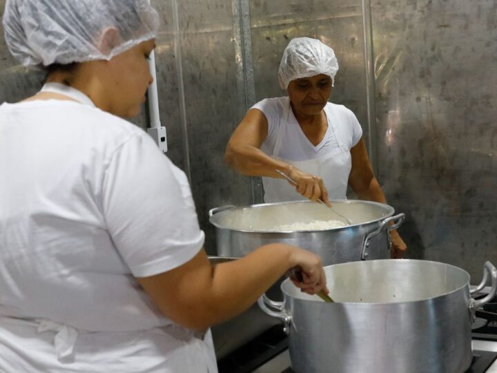 Iniciativa de entrega de marmitas é transformada em cozinha escola