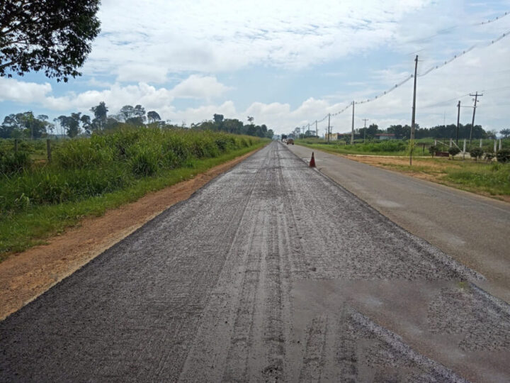 Machadinho d´Oeste: DER avança com obras de microrrevestimento na RO-133 