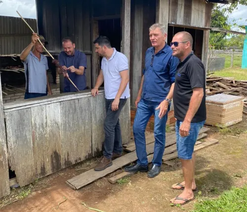 Deputado Jean Mendonça visita a Linha do JK e faz a entrega de equipamento para a APROJUK