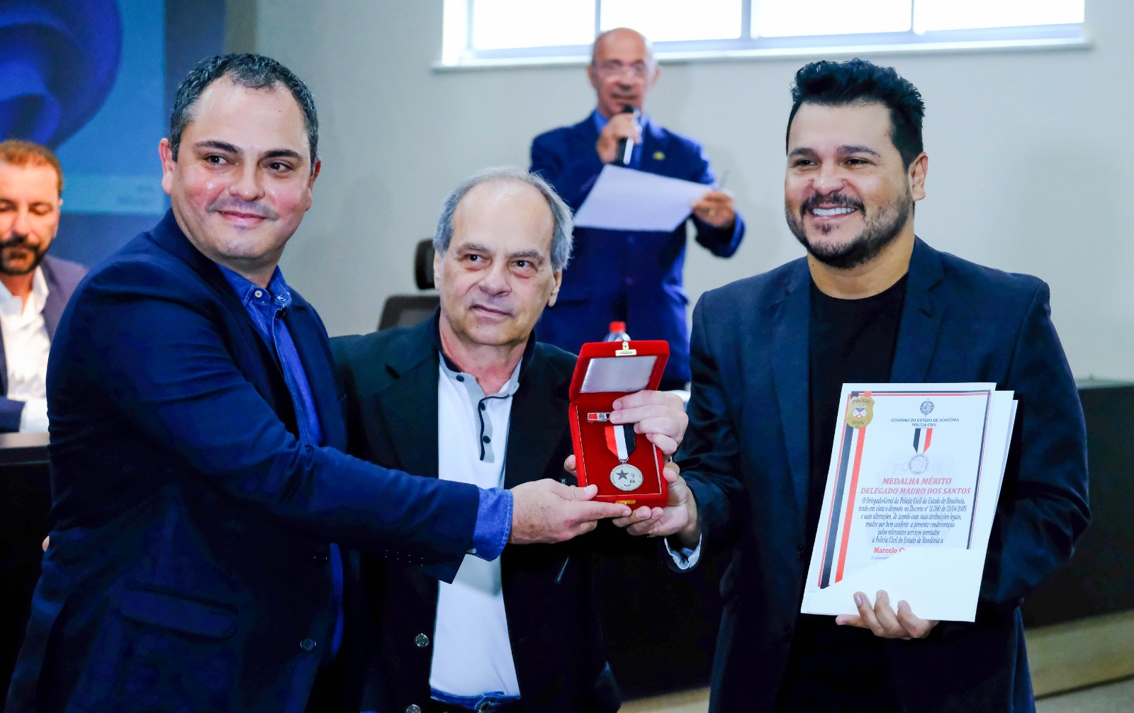 Presidente da Alero recebe medalha do Mérito Delegado Mauro dos Santos