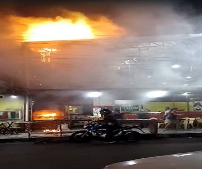 Lanchonete pega fogo e provoca muita correria, destruição e desespero no bairro da Terra Nova