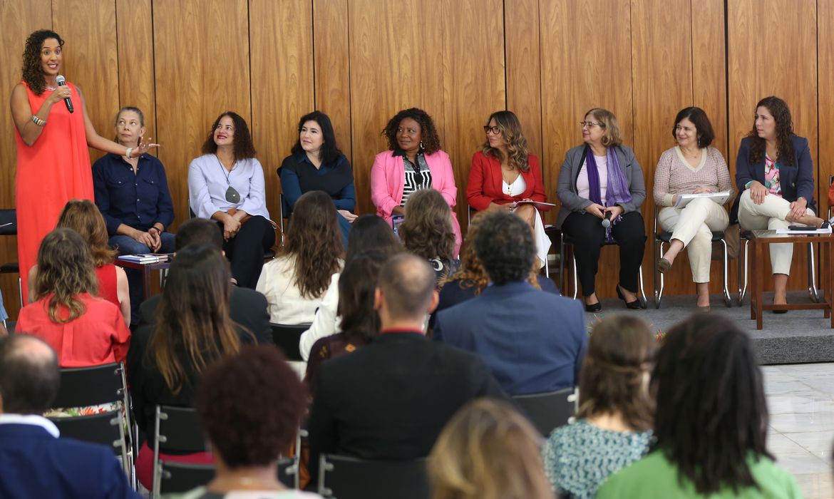 Mulheres ocupam 34% de cargos alta de liderança no setor público