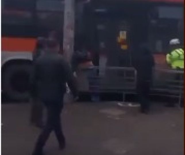 Vídeo mostra momento em que venezuelana morre decapitada por ônibus após desvios devido a protestos estudantis