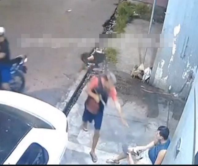 Motoqueiros assaltantes ‘tocam o terror’ fazendo arrastão com arma caseira