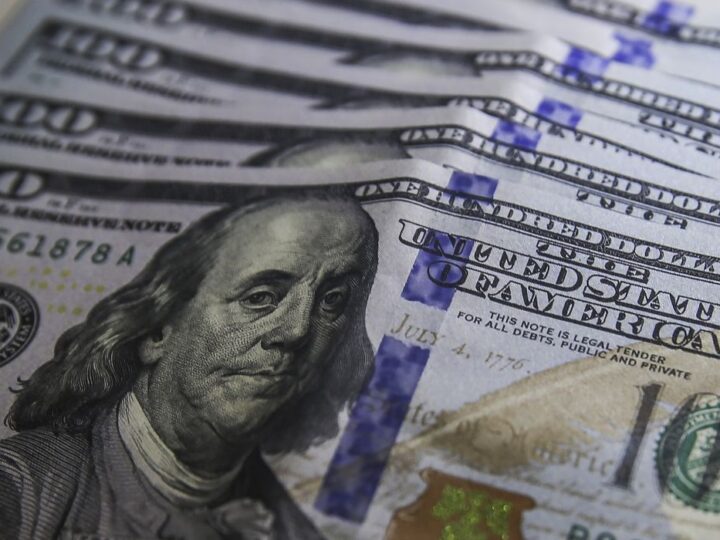 Dólar cai para R$ 4,86 e fecha no menor nível em um ano