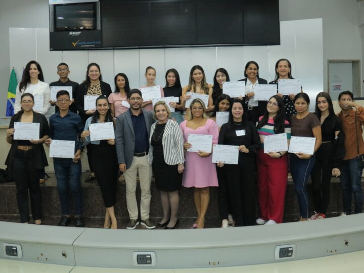 Entrega de certificados marca o encerramento de cursos da Escola do Legislativo da Alero