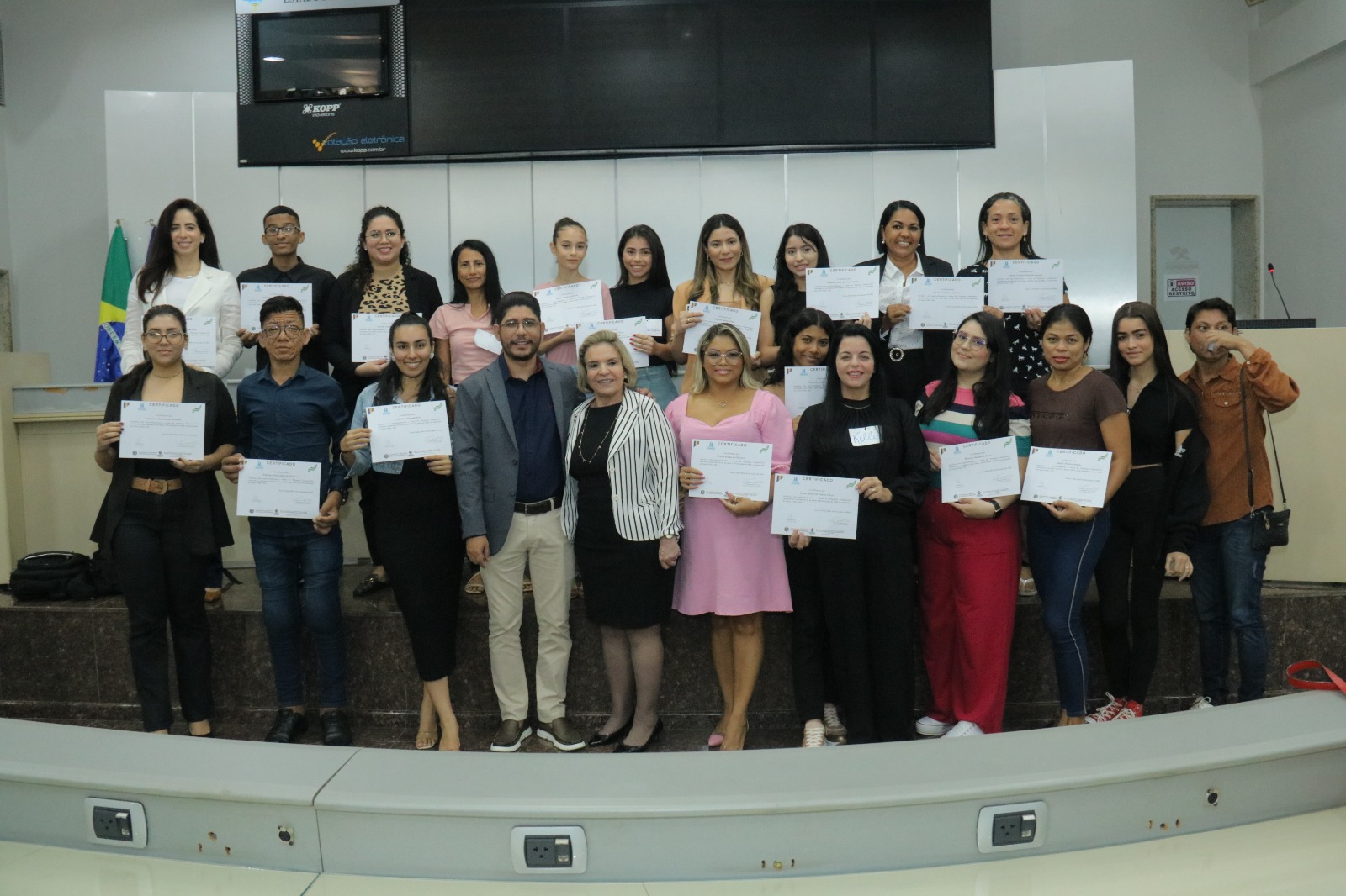 Entrega de certificados marca o encerramento de cursos da Escola do Legislativo da Alero