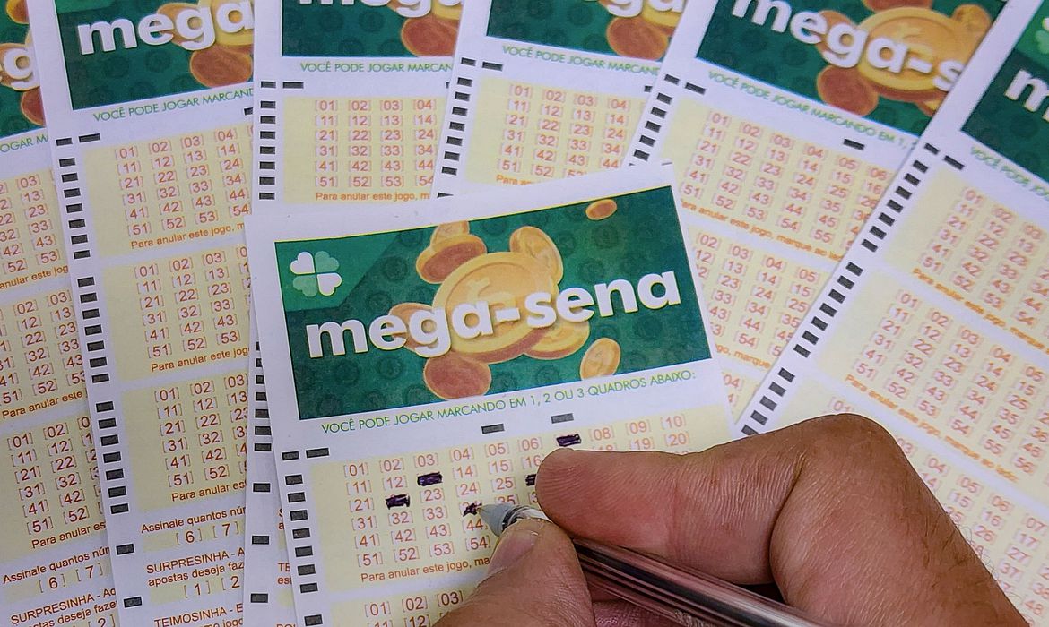 Ninguém acerta sorteio e prêmio da Mega-Sena acumula de novo