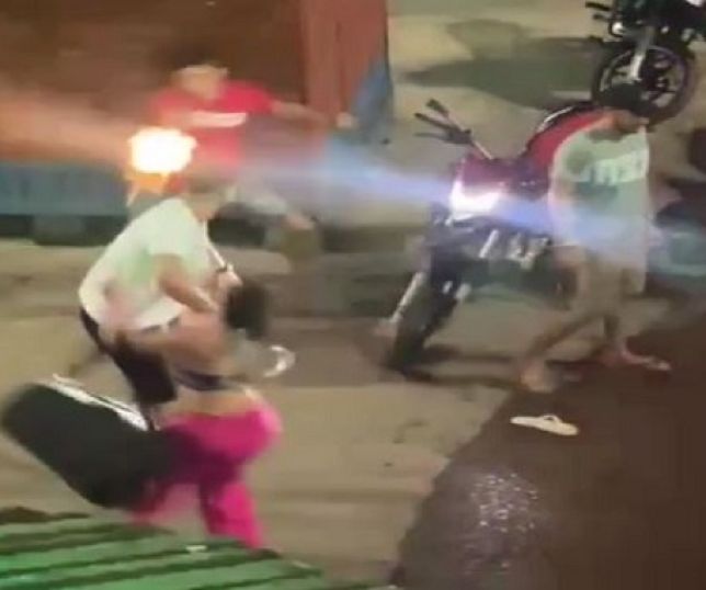 Vídeo mostra 2º sargento da aeronáutica atirando em homem durante uma briga por causa de mulher na praça central no município de Tefé, interior do Amazonas