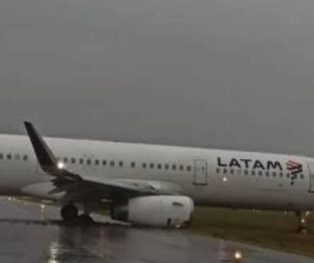 Aeroporto de Florianópolis é fechado após avião derrapar na pista