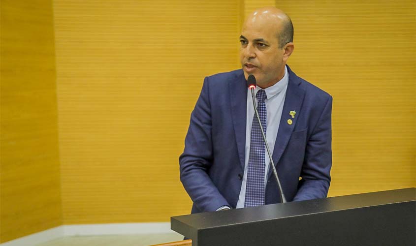 Nova lei de autoria do deputado Ismael Crispin exige que farmácias divulguem informações sobre serviços de saúde próximo