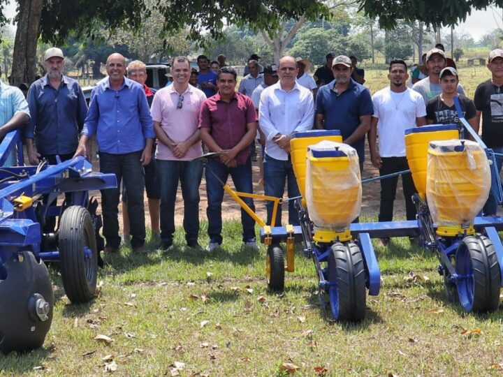 Ismael Crispin entrega implementos agrícolas para associação de Alvorada do Oeste