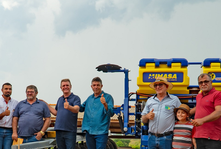 Luizinho Goebel faz entrega de equipamentos agrícolas a associação rural em Alto Alegre dos Parecis