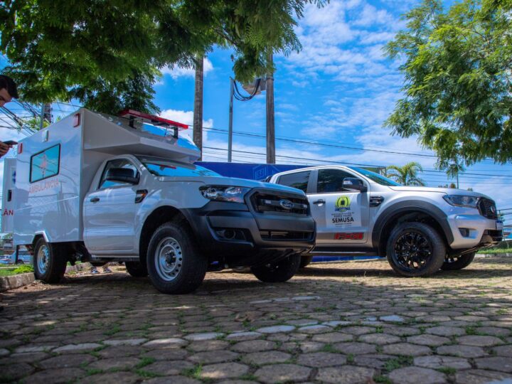 Porto Velho Prefeitura entrega ambulância e duas caminhonetes para reforçar a saúde na zona rural