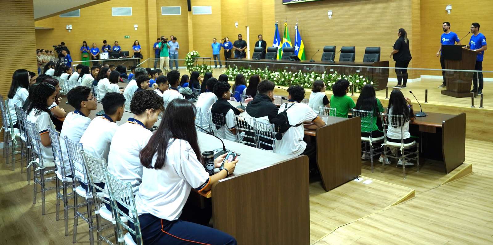 Alunos da rede pública participam de visita assistida na Assembleia