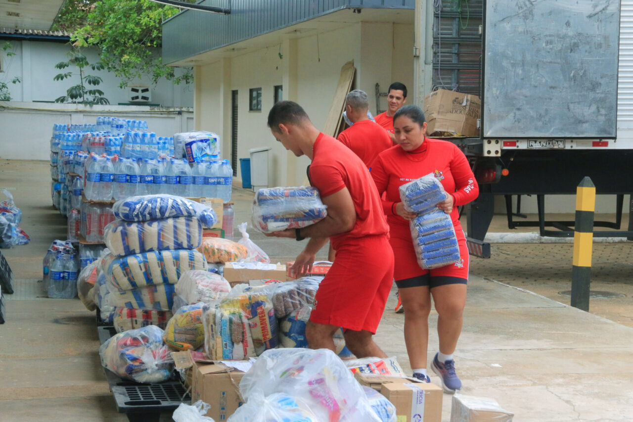 Governo de RO envia alimentos, água potável e cobertores e anuncia novas remessas para vítimas das enchentes no RS