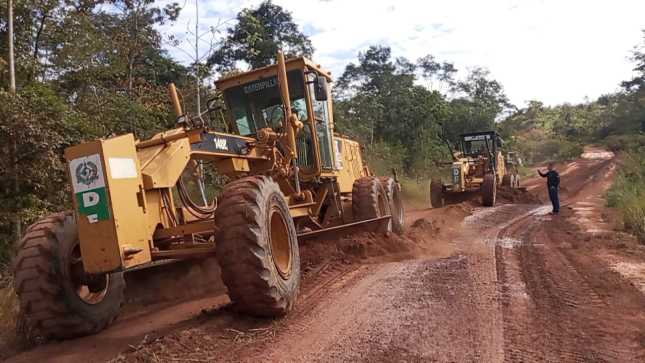 Alto Alegre dos Parecis: Serviços de patrolamento na RO-490 garantem melhorias da trafegabilidade na região