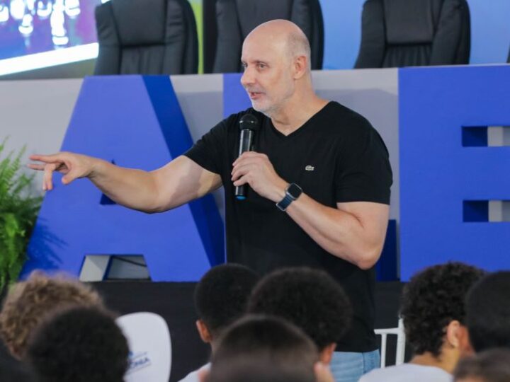 Trabalho e performance são destacados em palestra do ex-atleta Tande no estande da Alero