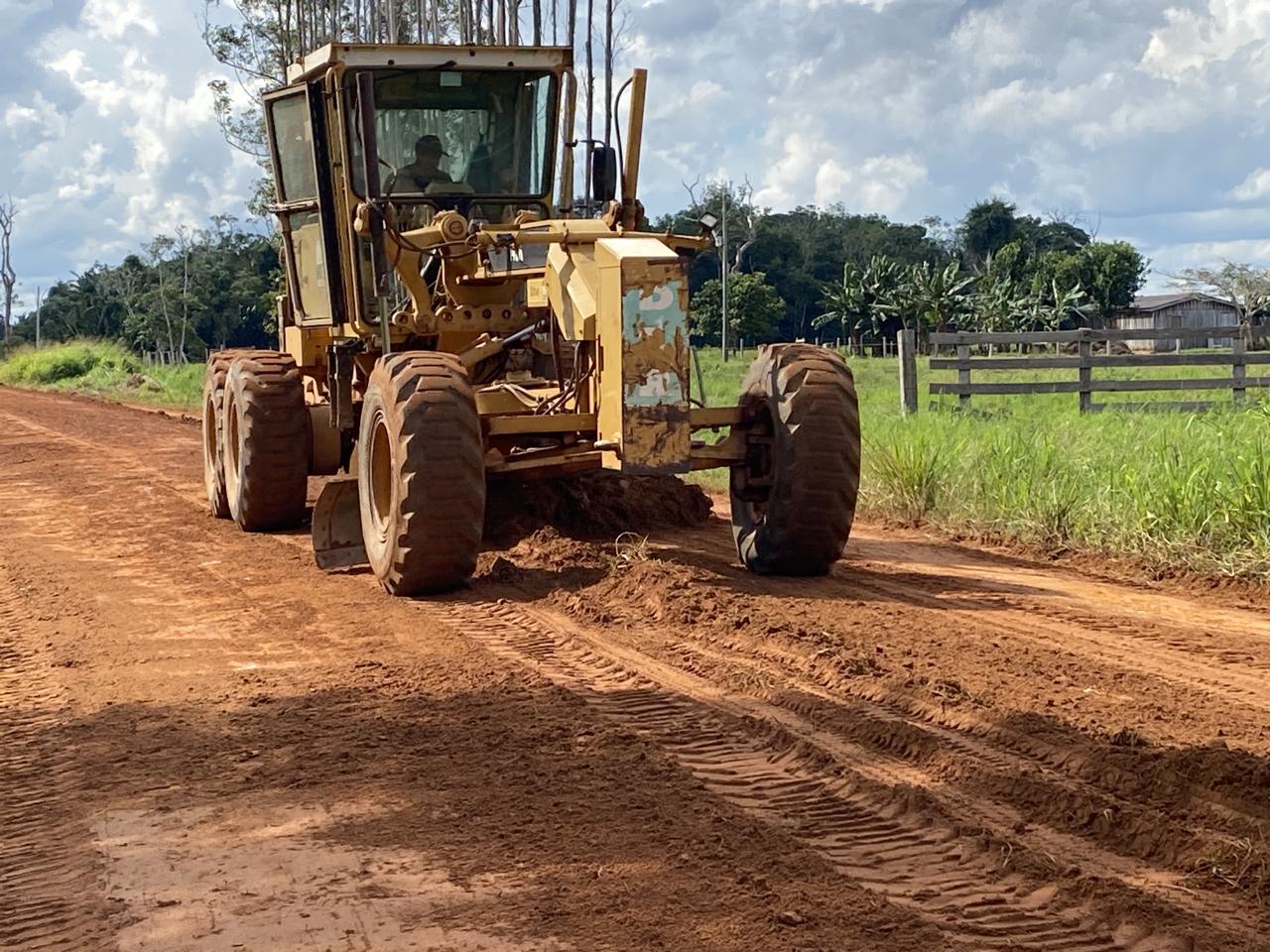 Serviços de patrolamento melhoram trafegabilidade em distritos de Alta Floresta d’Oeste