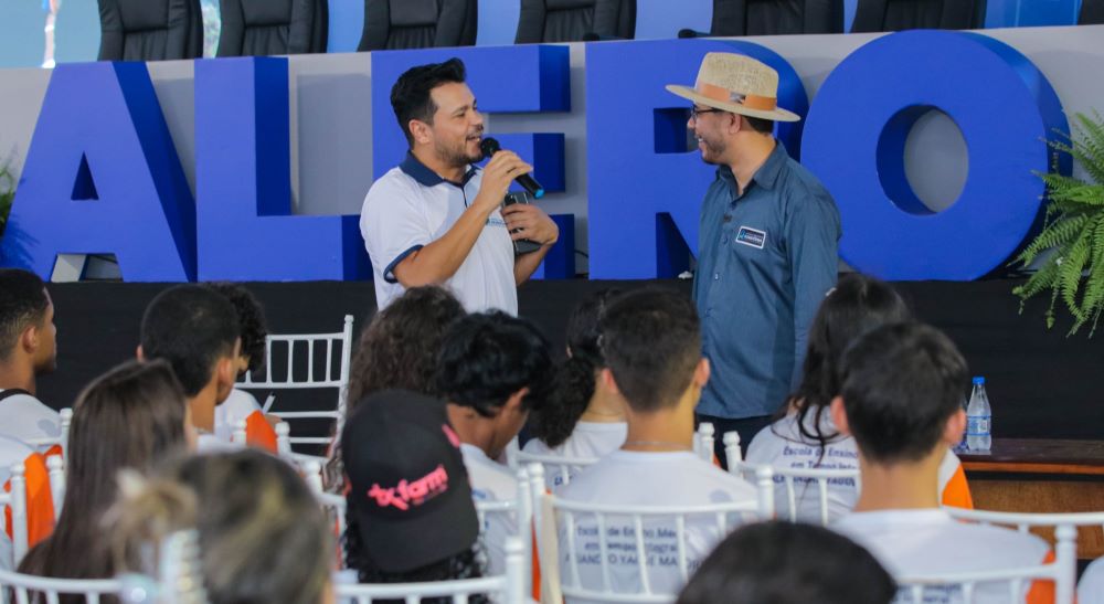 Marcelo Cruz valoriza importância do esporte em palestra para jovens no estande da Alero