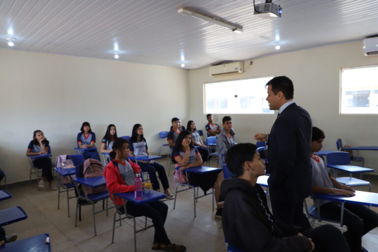 Alunos da escola Flora Calheiros participam de palestra sobre o papel dos juizados especiais na garantia de direitos 