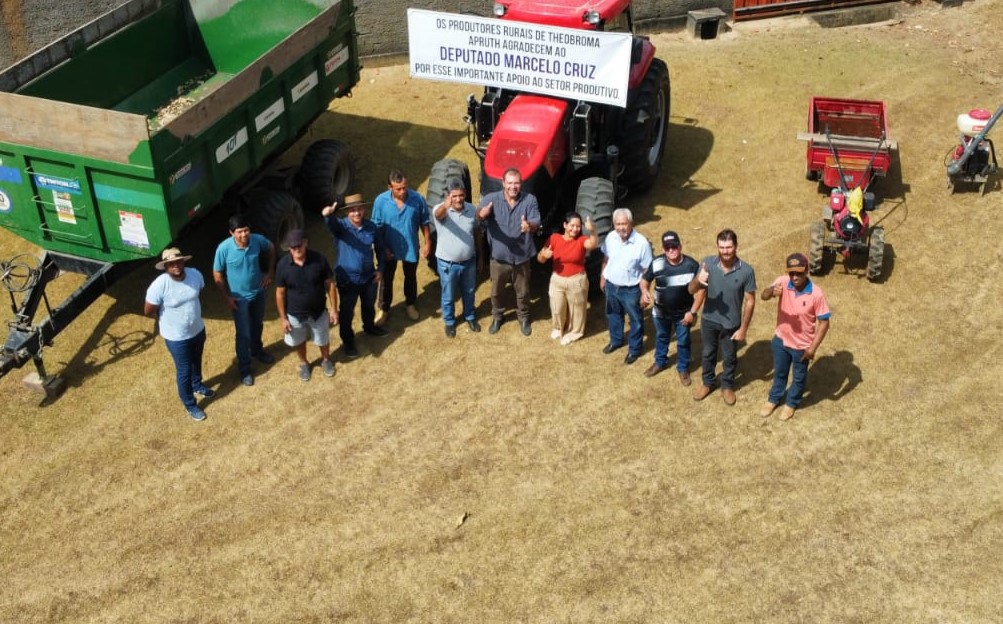 Chegada de trator assegura o fortalecimento da agricultura familiar em Theobroma