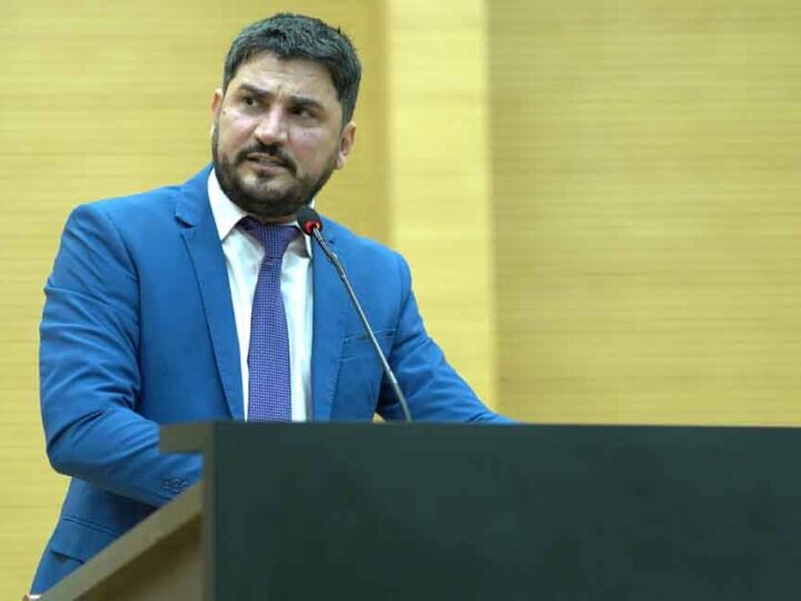 Na tarde desta segunda-feira (5), no Plenário da Assembleia Legislativa, o deputado Jesuíno Boabaid (PSD) se reuniu com líderes das equipes de moto aplicativo para tratar sobre proposta de lei para a regulamentação dos aplicativos por motocicletas no âmbito do estado de Rondônia.     Recentemente, por meio de um mandado de segurança emitido pela Associação em Defesa dos Direitos e Garantias do Povo de Rondônia (Adoro), entidade presidida por Boabaid, resultou em projeto de lei que garante aos motociclistas o direito de trabalhar, em Porto Velho, de forma tranquila e sem perseguição.     Durante a reunião, a categoria apresentou como proposta de lei, a necessidade de equiparar a regulamentação dos aplicativos de motos com os aplicativos de carros, garantindo igualdade de condições e benefícios, assim como, permitir o estabelecimento de parcerias com concessionárias de veículos para facilitar a aquisição de motocicletas e equipamentos pelos profissionais que utilizam aplicativos.     Ainda reunião, outras propostas foram debatidas visando direitos, garantias e segurança na atividade de transporte de aplicativo por motos como o uso de dispositivos de comunicação baseados em indução óssea e a padronização dos uniformes dos motociclistas e a viabilidade de acesso a cursos gratuitos de aperfeiçoamento profissional para os motociclistas aprimorarem suas habilidades e segurança no exercício da profissão.     Outro aspecto pontuado foi a necessidade da categoria se reunir com o Detran, com a presença de até 10 representantes dos aplicativos de motos, para discutir questões pertinentes à categoria, além de analisar denúncias sobre o abuso de multas aplicadas aos condutores de aplicativos, buscando soluções para eventuais injustiças e excessos.     “A reunião foi produtiva e abordou pontos importantes para a melhoria das condições de trabalho dos motociclistas que utilizam aplicativos. Estarei empenhado em levar adiante as propostas discutidas e implementar as ações necessárias para o benefício da categoria”, concluiu o deputado Jesuíno Boabaid.