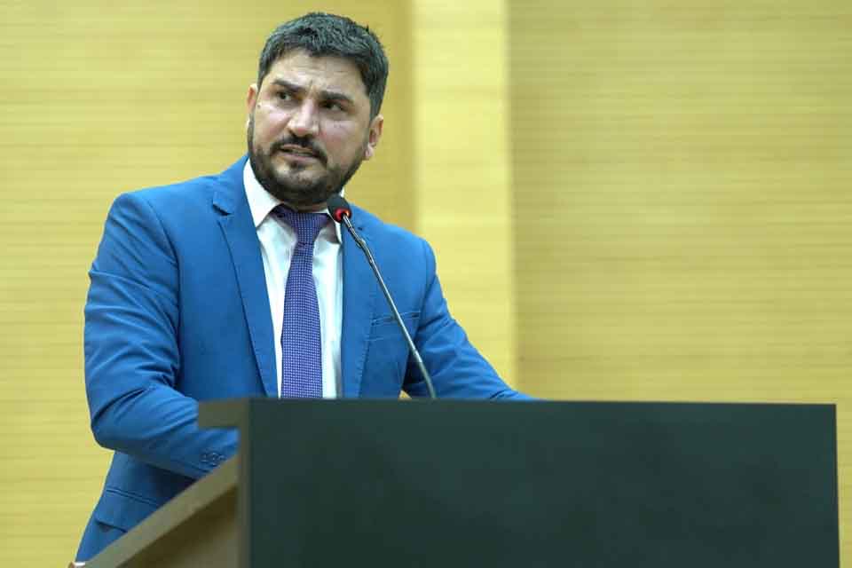 Na tarde desta segunda-feira (5), no Plenário da Assembleia Legislativa, o deputado Jesuíno Boabaid (PSD) se reuniu com líderes das equipes de moto aplicativo para tratar sobre proposta de lei para a regulamentação dos aplicativos por motocicletas no âmbito do estado de Rondônia.     Recentemente, por meio de um mandado de segurança emitido pela Associação em Defesa dos Direitos e Garantias do Povo de Rondônia (Adoro), entidade presidida por Boabaid, resultou em projeto de lei que garante aos motociclistas o direito de trabalhar, em Porto Velho, de forma tranquila e sem perseguição.     Durante a reunião, a categoria apresentou como proposta de lei, a necessidade de equiparar a regulamentação dos aplicativos de motos com os aplicativos de carros, garantindo igualdade de condições e benefícios, assim como, permitir o estabelecimento de parcerias com concessionárias de veículos para facilitar a aquisição de motocicletas e equipamentos pelos profissionais que utilizam aplicativos.     Ainda reunião, outras propostas foram debatidas visando direitos, garantias e segurança na atividade de transporte de aplicativo por motos como o uso de dispositivos de comunicação baseados em indução óssea e a padronização dos uniformes dos motociclistas e a viabilidade de acesso a cursos gratuitos de aperfeiçoamento profissional para os motociclistas aprimorarem suas habilidades e segurança no exercício da profissão.     Outro aspecto pontuado foi a necessidade da categoria se reunir com o Detran, com a presença de até 10 representantes dos aplicativos de motos, para discutir questões pertinentes à categoria, além de analisar denúncias sobre o abuso de multas aplicadas aos condutores de aplicativos, buscando soluções para eventuais injustiças e excessos.     “A reunião foi produtiva e abordou pontos importantes para a melhoria das condições de trabalho dos motociclistas que utilizam aplicativos. Estarei empenhado em levar adiante as propostas discutidas e implementar as ações necessárias para o benefício da categoria”, concluiu o deputado Jesuíno Boabaid.