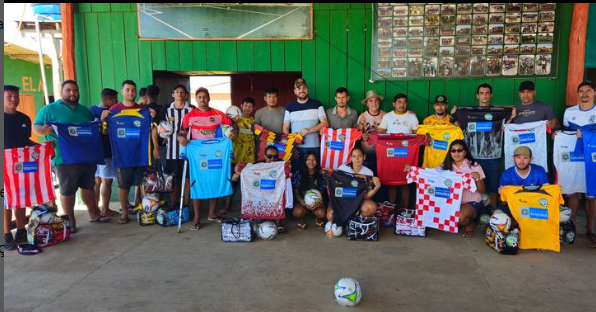 Deputado Jean Mendonça entrega kits esportivos em Chupinguaia