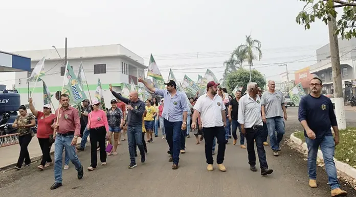 Silvano Almeida, candidato à prefeitura de Cabixi, realiza caminhada com o apoio do deputado estadual Ezequiel Neiva