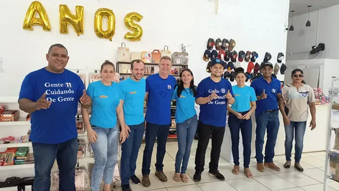 Dr. Wesley Araújo, candidato a prefeito de Chupinguaia promove caminhada e visitas ao comercio com entrega do Plano de Governo